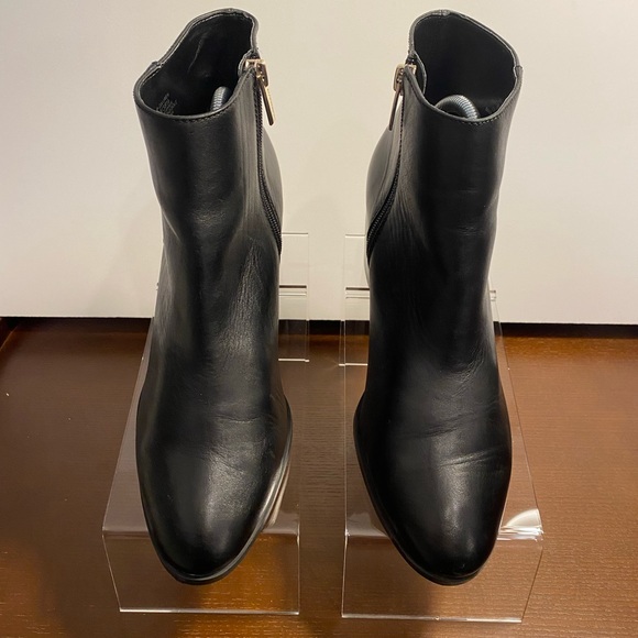 Vince Camuto Black Leather Ankle Boots  SIZE 8 *EXCELLENT PREOWNED CONDITION* - Picture 3 of 6